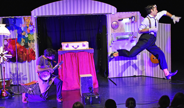 LA BOITE A GANTS - MUSICAL ET BURLESQUE - 3 - 10 ANS - 45 MN LA BOITE A GANTS - MUSICAL ET BURLESQUE - 3 - 10 ANS - 45 MN